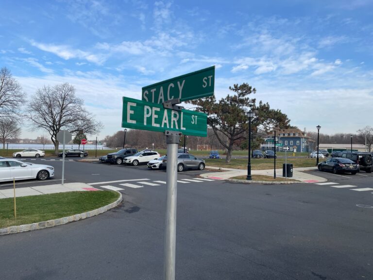 A street sign denoting the intersection of Stacy and E. Pearl streets in Burlington, New Jersey