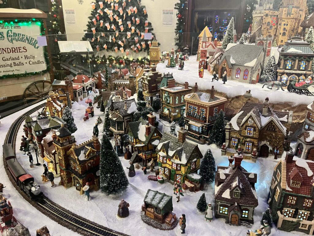 physick-estate-old-fashioned-christmas a Christmas tabletop display
