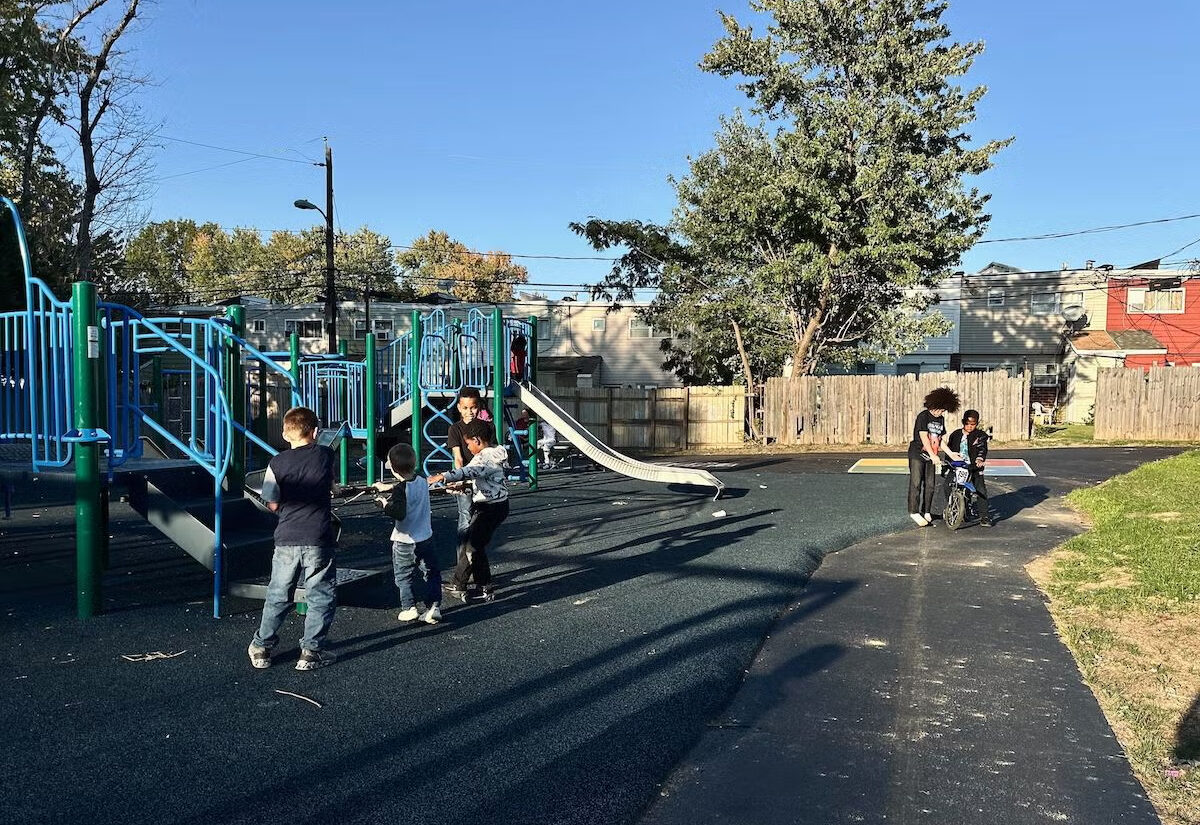 Este es el parque comunitario de Rosegate, que carece de un mantenimiento adecuado, papeleras y servicios mejorados. Una gran parte del espacio verde permanece sin usar, aunque los niños dijeron que lo usarían para jugar al fútbol. (Johnny Perez-Gonzalez/WHYY)