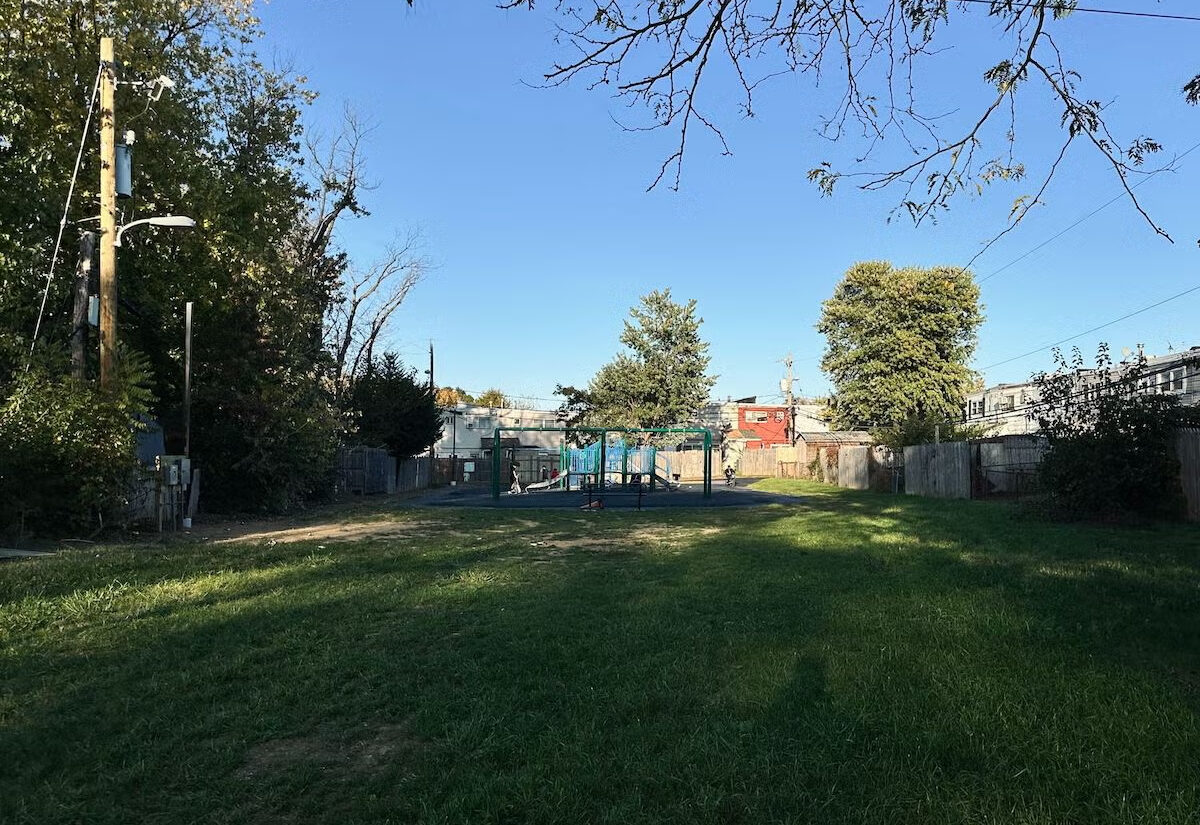 Este es el parque comunitario de Rosegate, que carece de un mantenimiento adecuado, papeleras y servicios mejorados. Una gran parte del espacio verde permanece sin usar, aunque los niños dijeron que lo usarían para jugar al fútbol. (Johnny Perez-Gonzalez/WHYY)