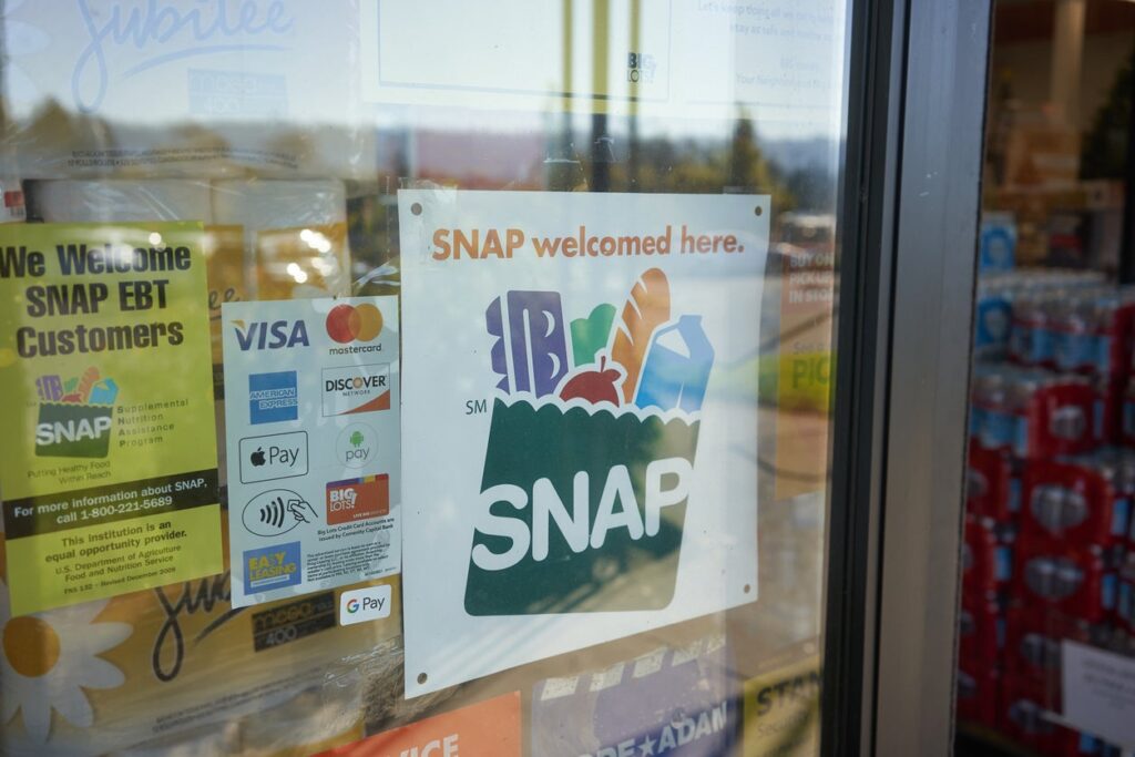 snap-welcomed-pe-110625 En la entrada de una tienda Big Lots