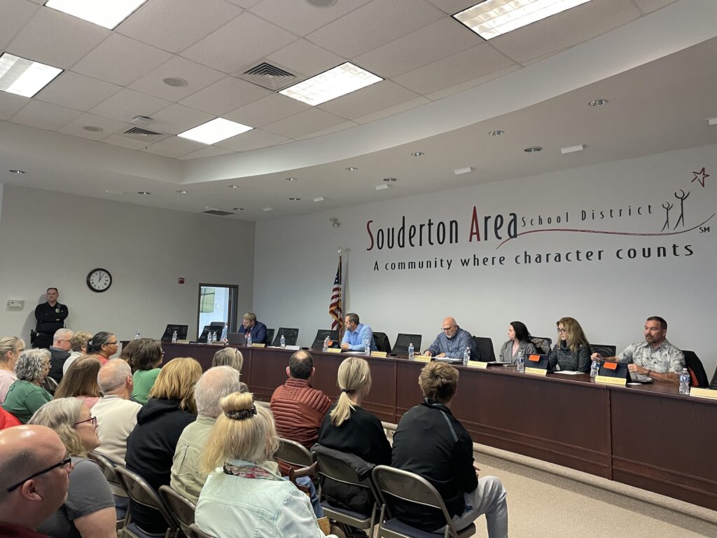 soud-en-2025-11-26-2 People at the school district meeting