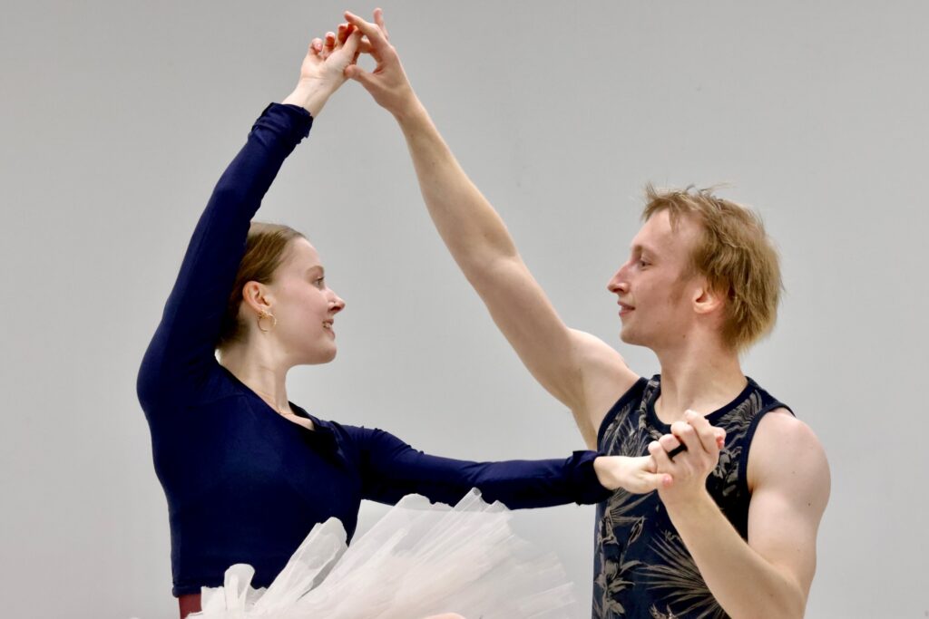 2025 12 10-e lee-lucia erickson nicholas patterson-philadelphia ballet-nutcracker cancer recovery closeup Two ballet dancers rehearsing in the dance studio
