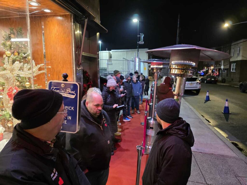 breakfast-at-terminus-TM-122425-02 customers outside of terminis