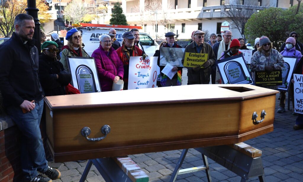 s-mueller-protest-2025-11-24-1-Coffin-at-Wilmington-City-Hall-pe Los manifestantes se reúnen detrás de un ataúd de madera