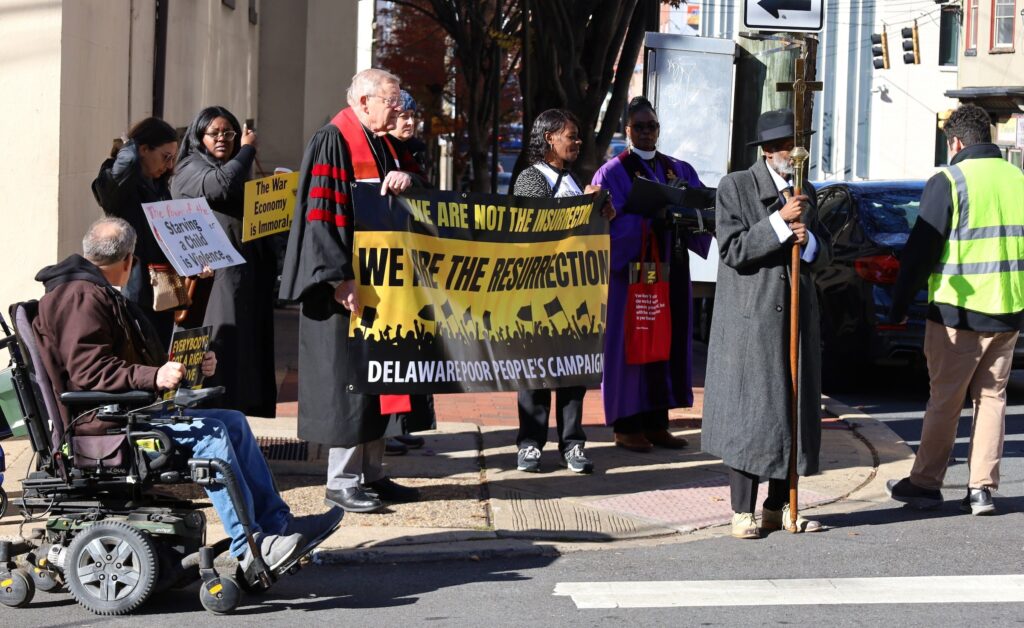 Los manifestantes caminan hacia el ayuntamiento de Wilmington