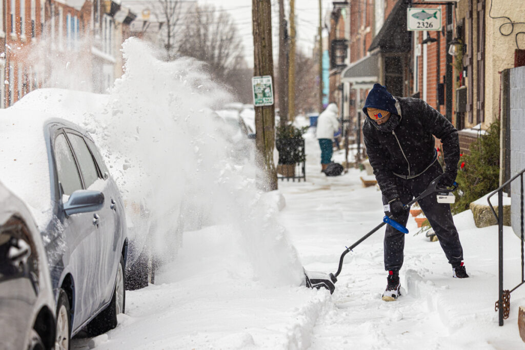 01 25 2026 k paynter sunday afternoon snow -9 A resident uses a snowblower to clear the sidewalk in Philadelphia’s Fishtown neighborhood on Jan. 25, 2026.