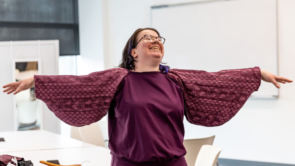 2025-12-04-e-cohen-rachel-updegrove-thomas-jefferson-university-adapative-fashion-class-2-of-2-new Rachel Updegrove shows off the bat-wing sleeves