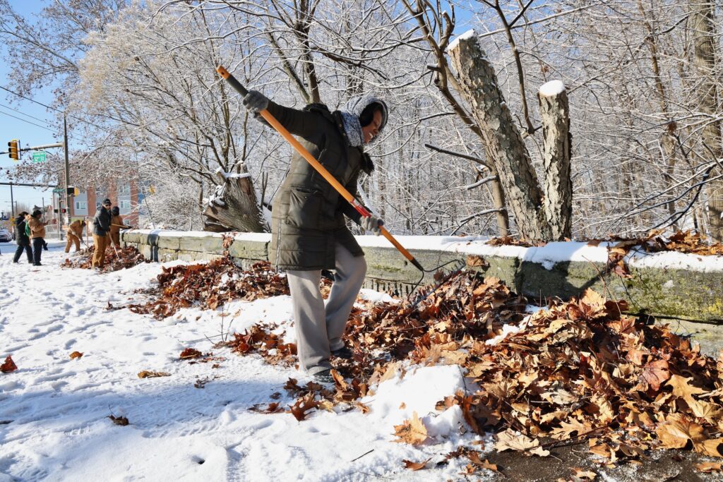 2026 01 19-e lee-philadelphia fairmount park west-mlk day volunteer cleanup A volunteer helps clean up the 52nd Street overpass in West Fairmount Park in Philadephia