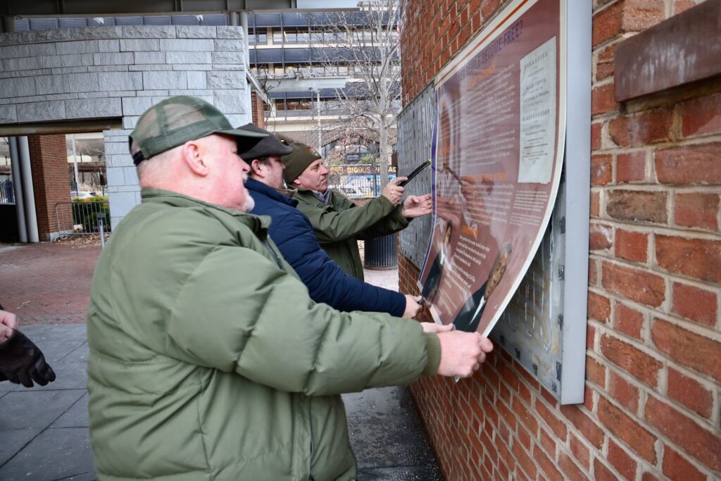 2026 01 22-e lee-philadelphia presidents house-slavery signs removal National Park Service employees remove signage related to enslaved people from the President’s House site on Independence Mall