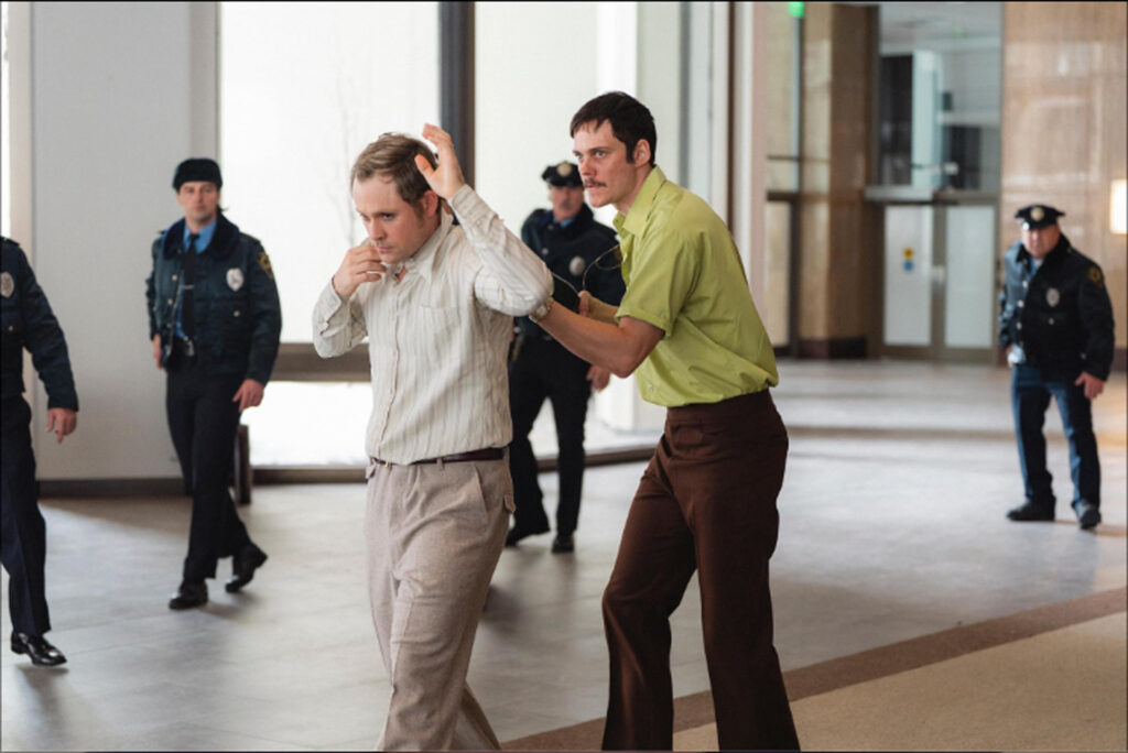 Bill Skarsgård and Dacre Montgomery in Dead Man's Wire