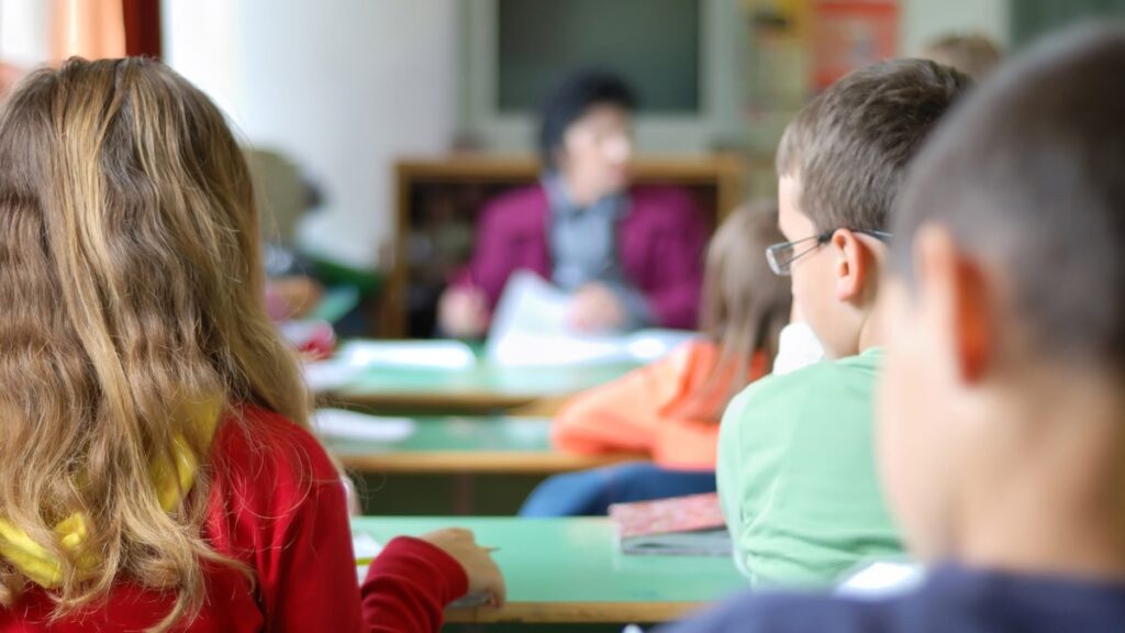 Niños sentados en un aula