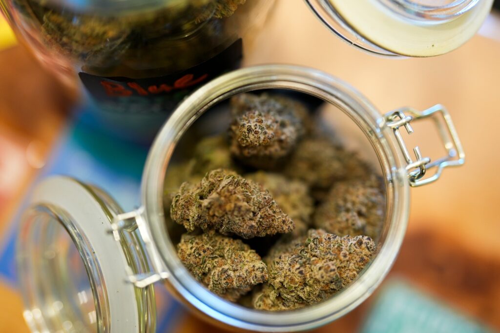 cannabis-shop-file-pe-012126 Cannabis expuesto en una tienda