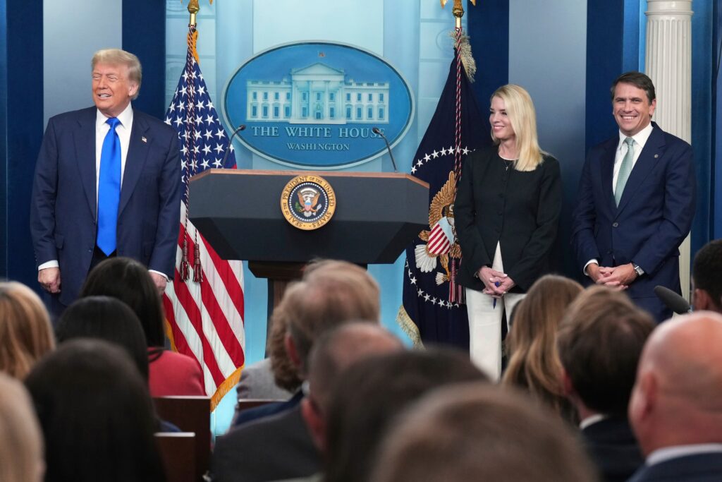 El presidente Donald Trump (izquierda), la fiscal general de EE. UU. Pam Bondi (centro) y el fiscal general adjunto de EE. UU. Todd Blanche