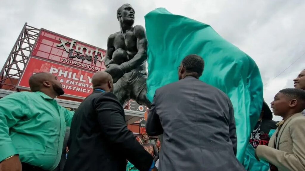 2015-09-13-b-slabbers-philadelphia-xfinity-live-joe-frazier-statue-unveiling-2 the Joe Frazier statue in Philadelphia