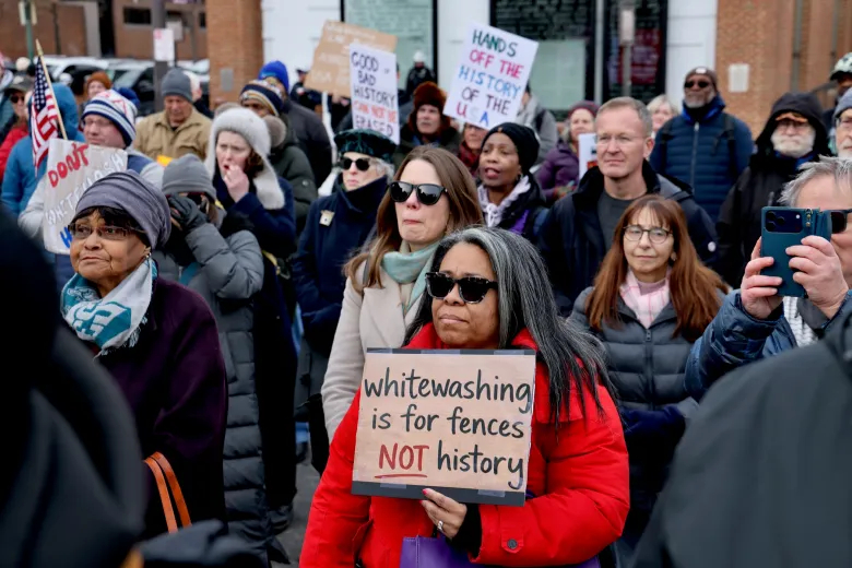 2026-02-10-e-lee-philadelphia-presidents-house-rally-for-slavery-exhibit-crowd People rallying at the President's House on Independence Mall