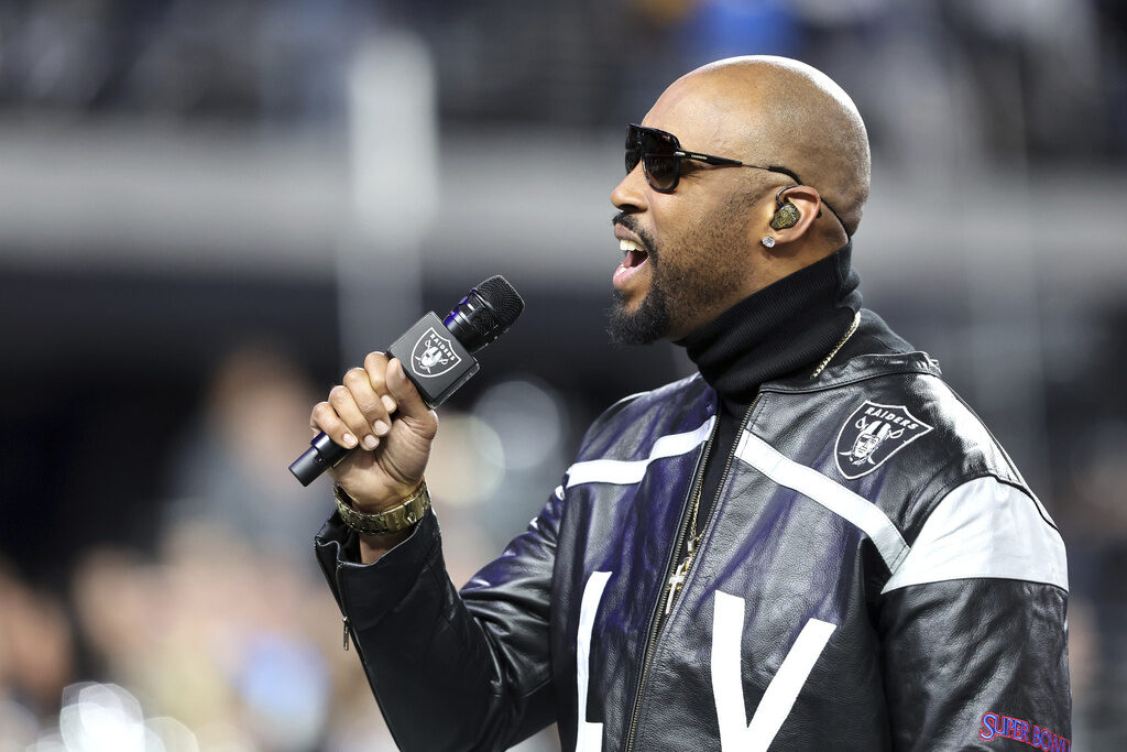 Singer Montell Jordan performs the national anthem before an NFL football game
