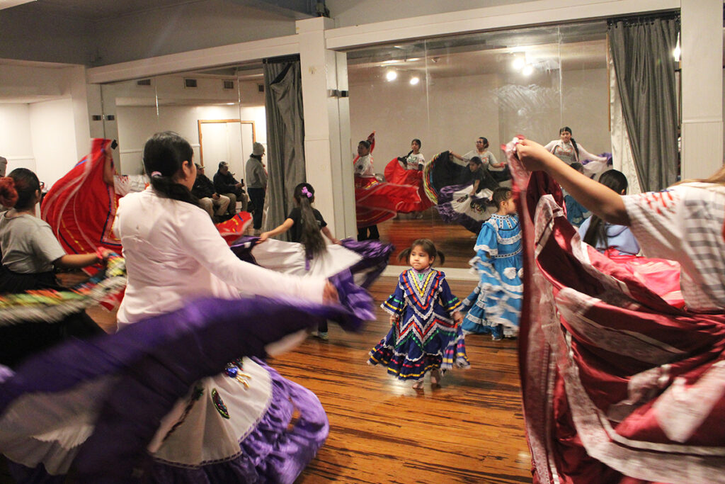 Ñuuxakun students practicing dance