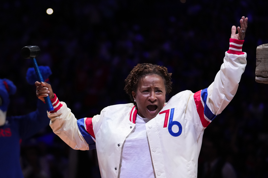 Wanda Sykes raises her arms and cheers before a Philadelphia 76ers game