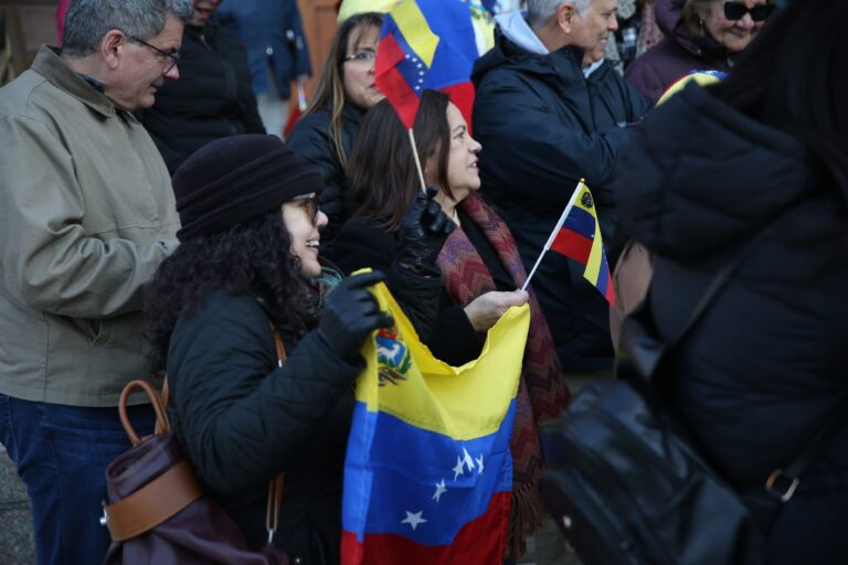 Archivo - Miembros de la comunidad venezolana de la región de Filadelfia