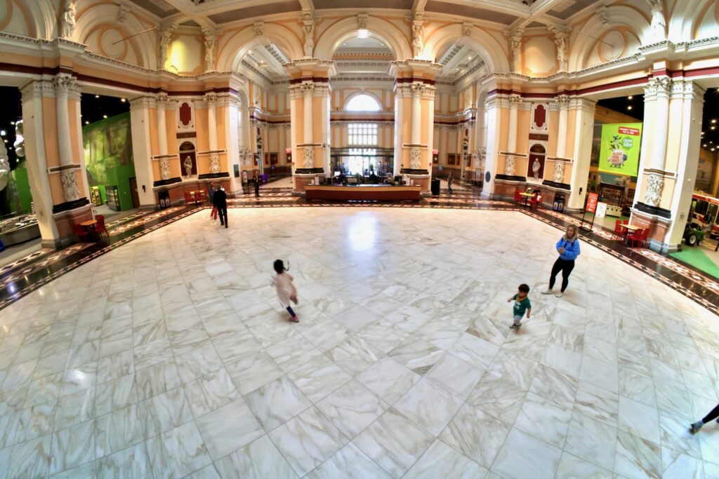 2026 04 24-e lee-philadelphia please touch museum-marble floor children running The marble floor of Hamilton Hall