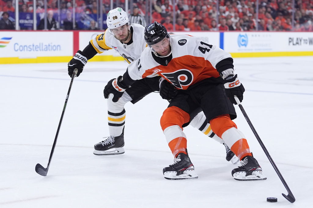 Philadelphia Flyers' Luke Glendening, right, tries to keep the puck away from Pittsburgh Penguins' Parker Wotherspoon 