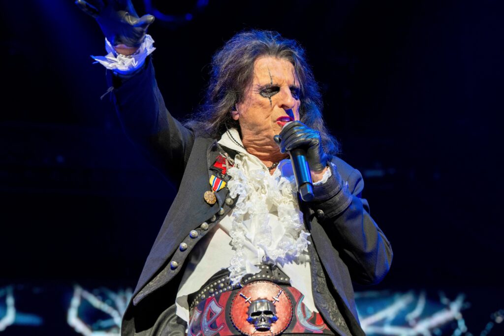 alice-cooper-2025-09-18-ap Alice Cooper performing