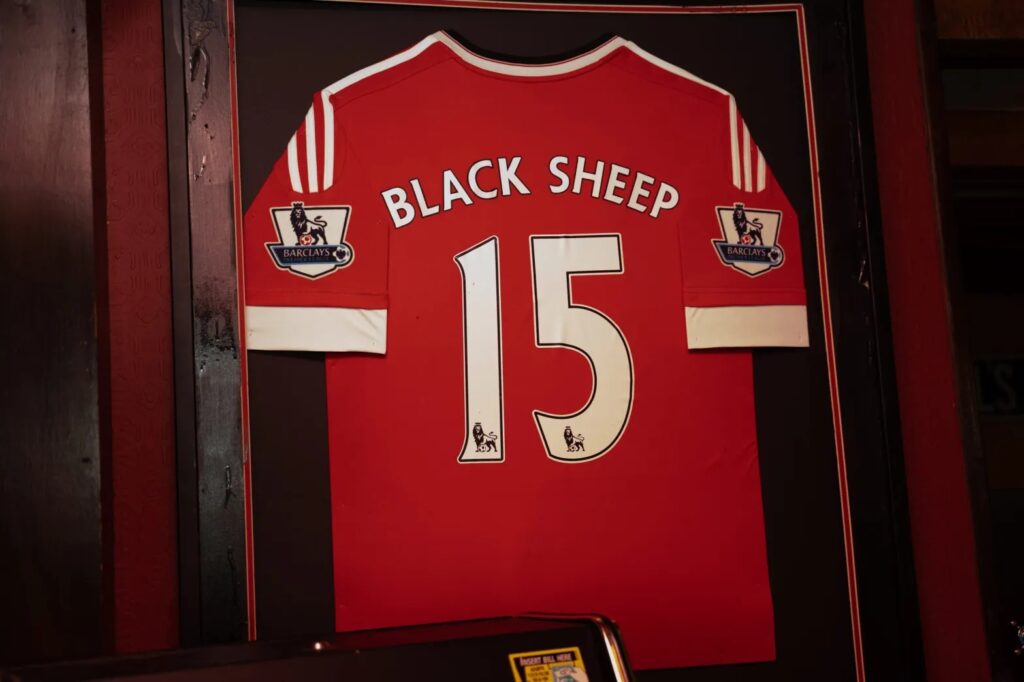 englishleaguesoccer-bars03-scaled-black-sheep a framed Manchester United jersey