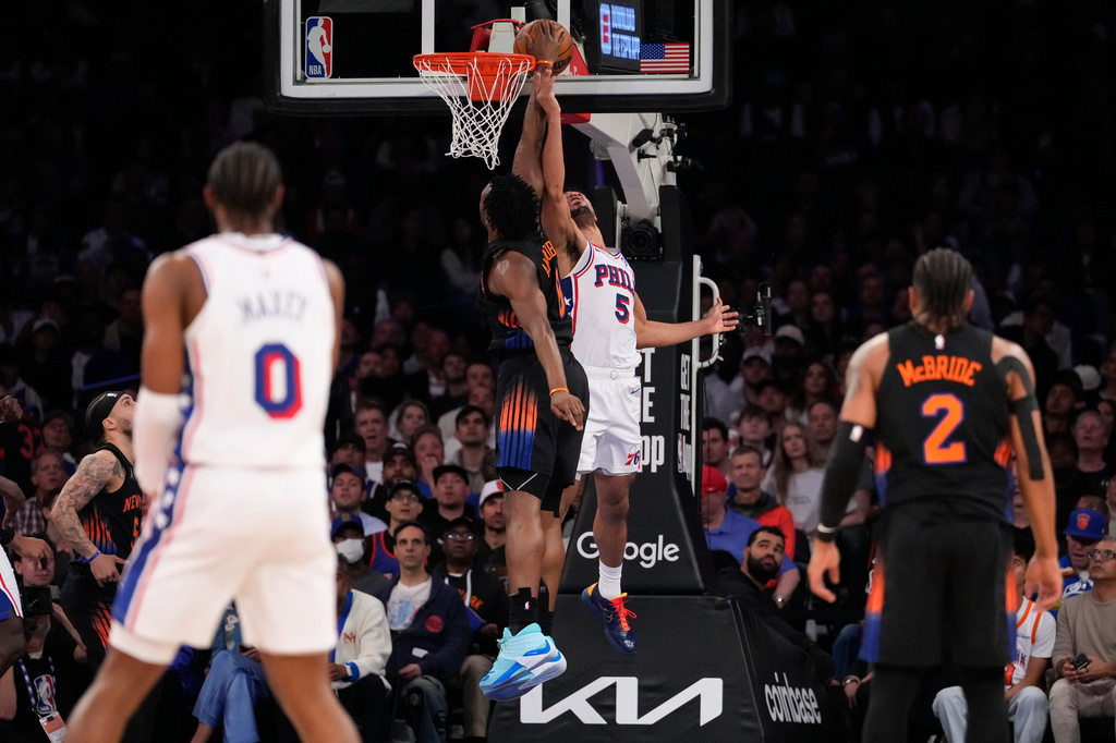 New York Knicks forward Og Anunoby, center left, blocks Philadelphia 76ers guard Quentin Grimes