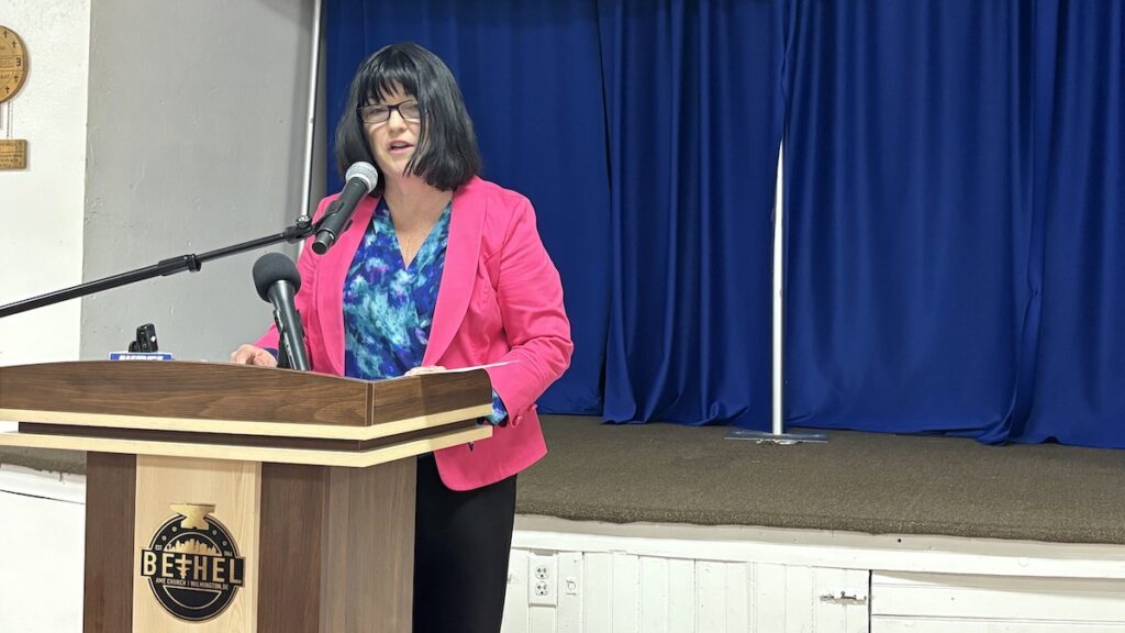 kwilliams-homeless-kids-SM-052226 Kim Williams speaking to crowd at meeting