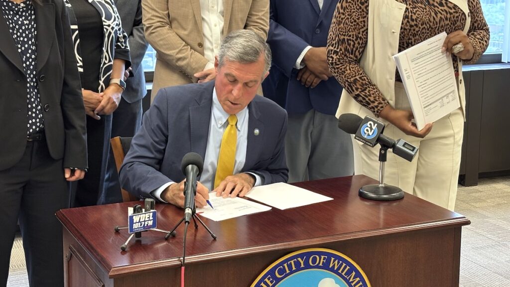 mayor-carney-budget-signing-SM-052926-01 John Carney signing bill for Wilmington's 2027 budget