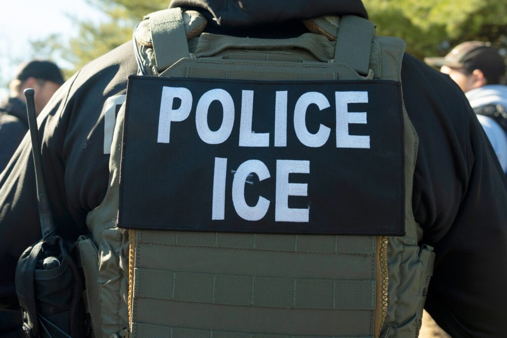 police-ice-agent-file-pe Un oficial del Servicio de Inmigración y Control de Aduanas de EE. UU.