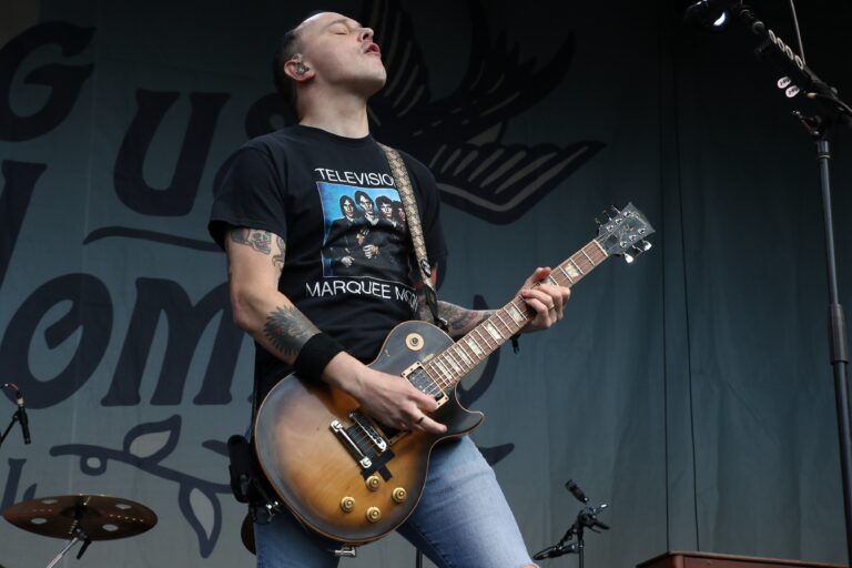 The Flatliners performing
