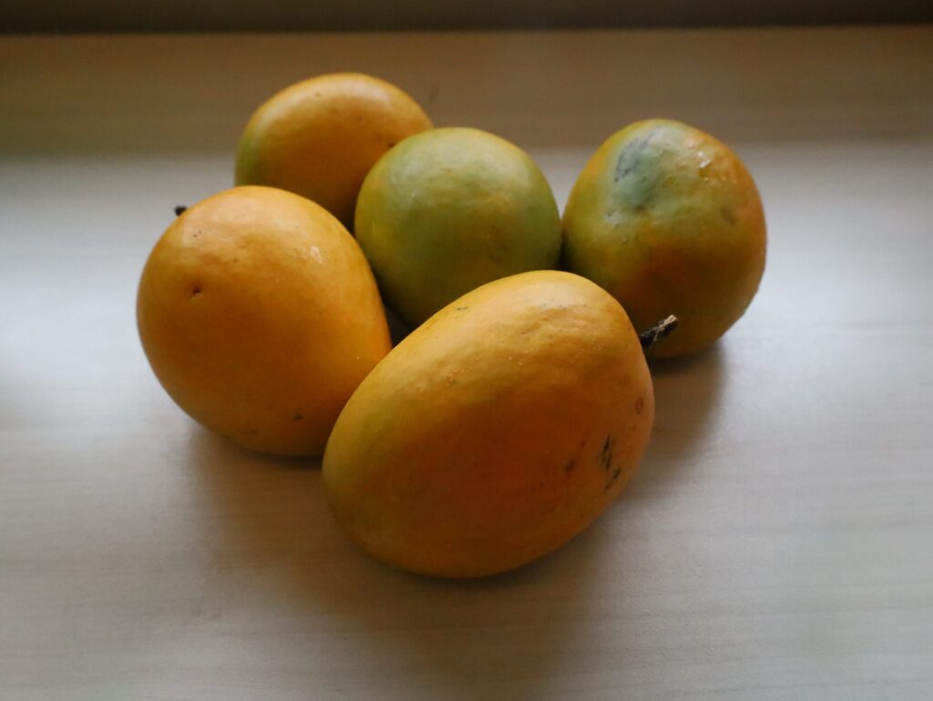 mango-bp-2026-06-23 A closeup of a group of mangoes sitting on a table