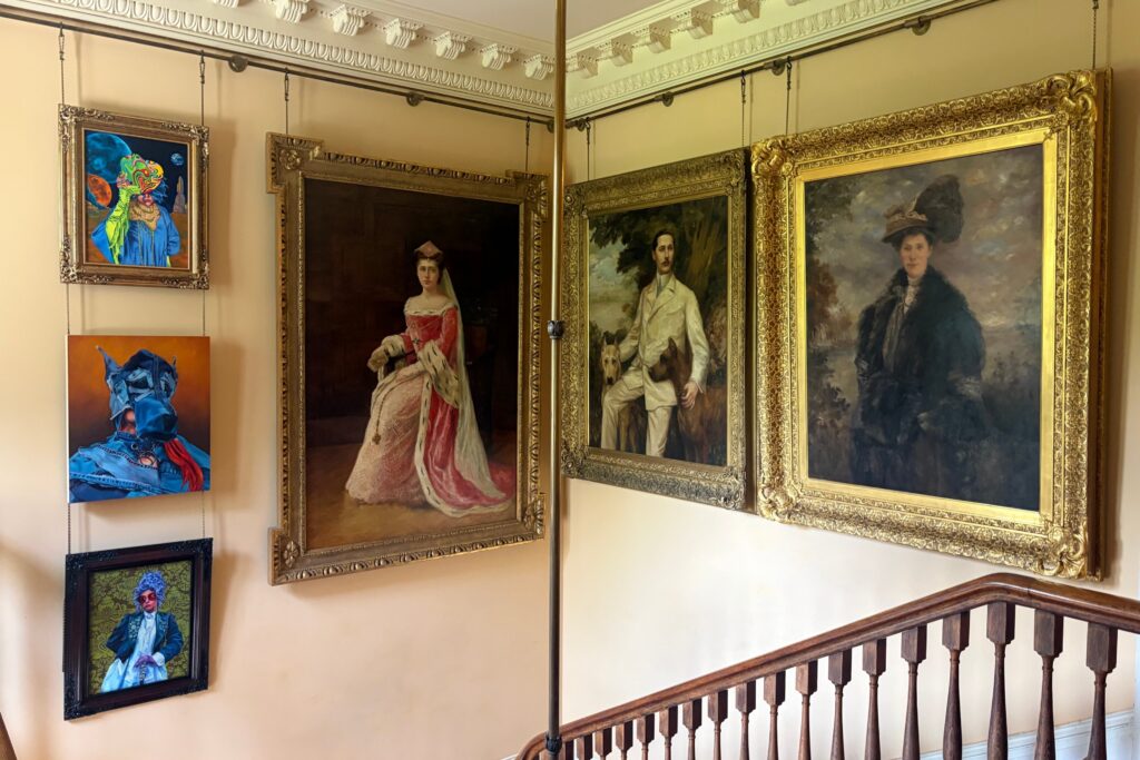 La exposición presenta tres autorretratos que se contraponen a los retratos tradicionales