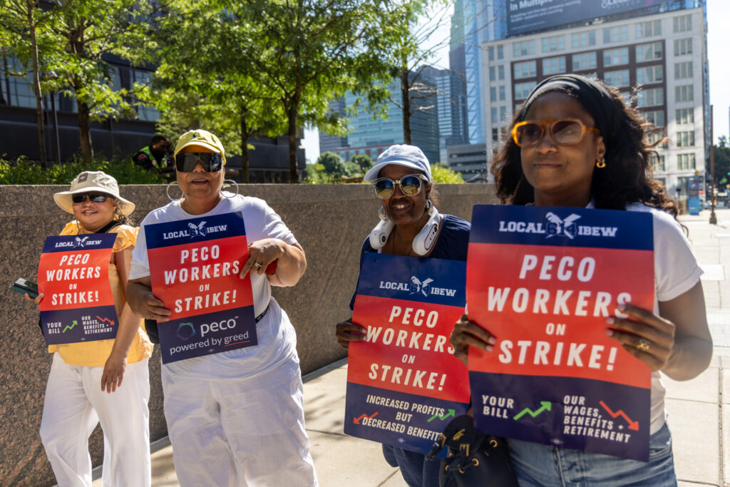 07 04 2026 k paynter PECO strike-6 Striking PECO workers picket outside the company headquarters