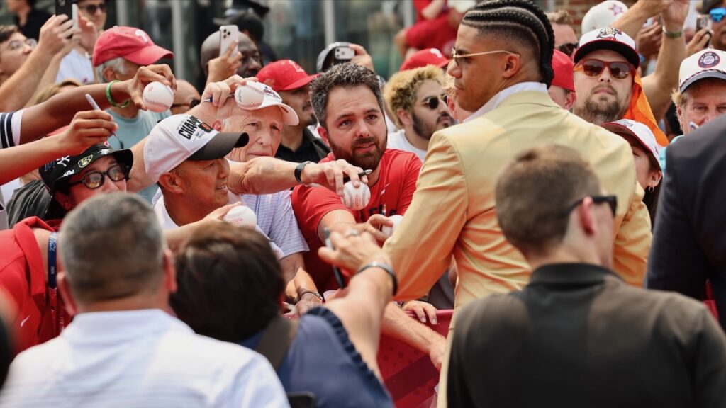 2026 07 14-e lee-juan soto-philadelphia independence mall-all star red carpet show Juan Soto interacts with fans at the 2026 All-Star Red Carpet Show