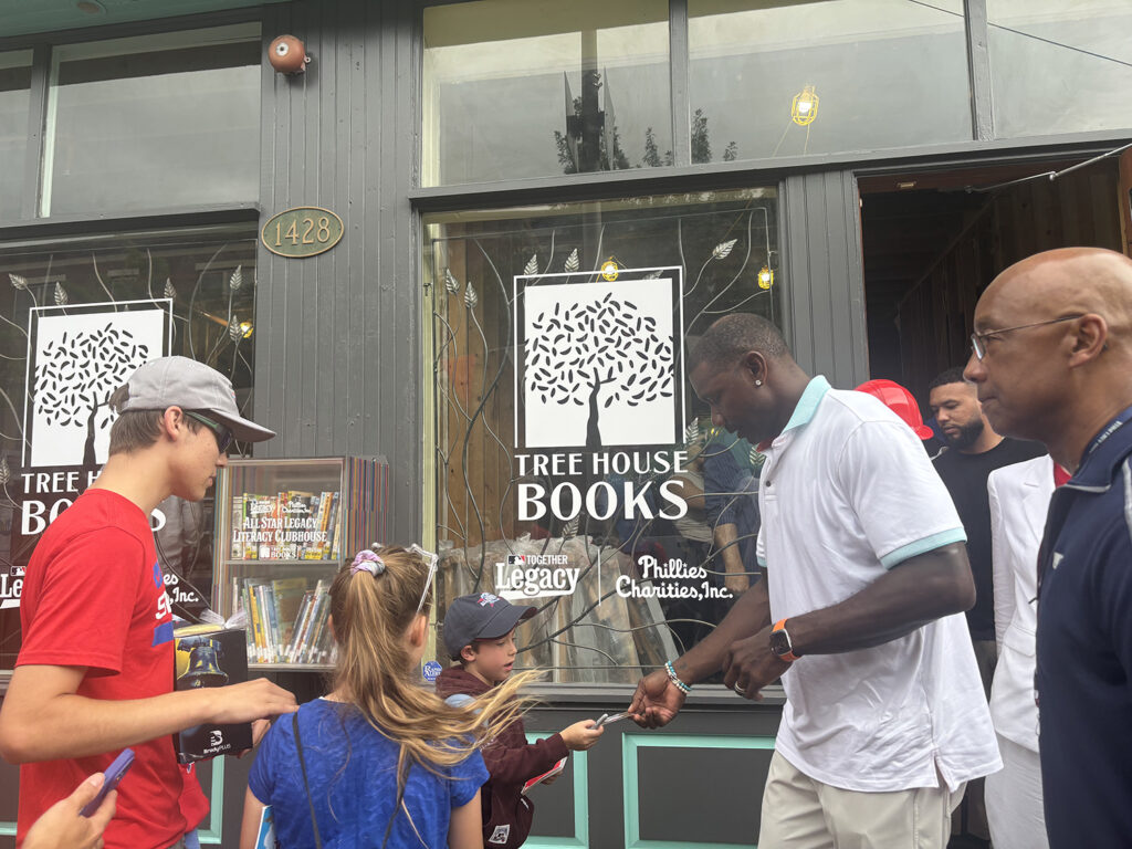 Former Philadelphia Phillies first basement Ryan Howard shakes the hands of children