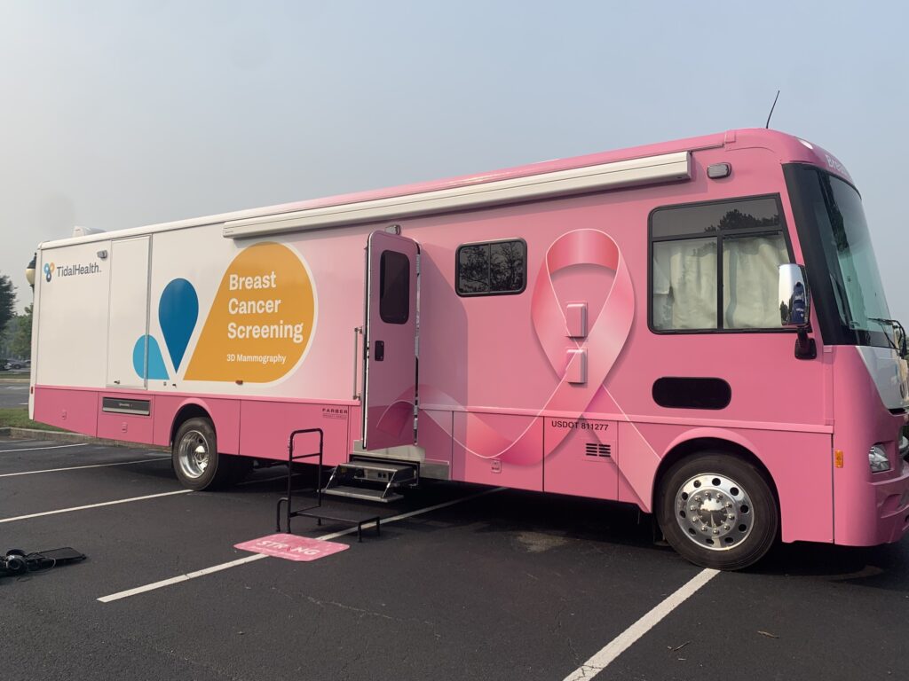 screening-bus-del-sgrossi-2026-07-22-1 A large pink bus that is used as a mobile mammography site.