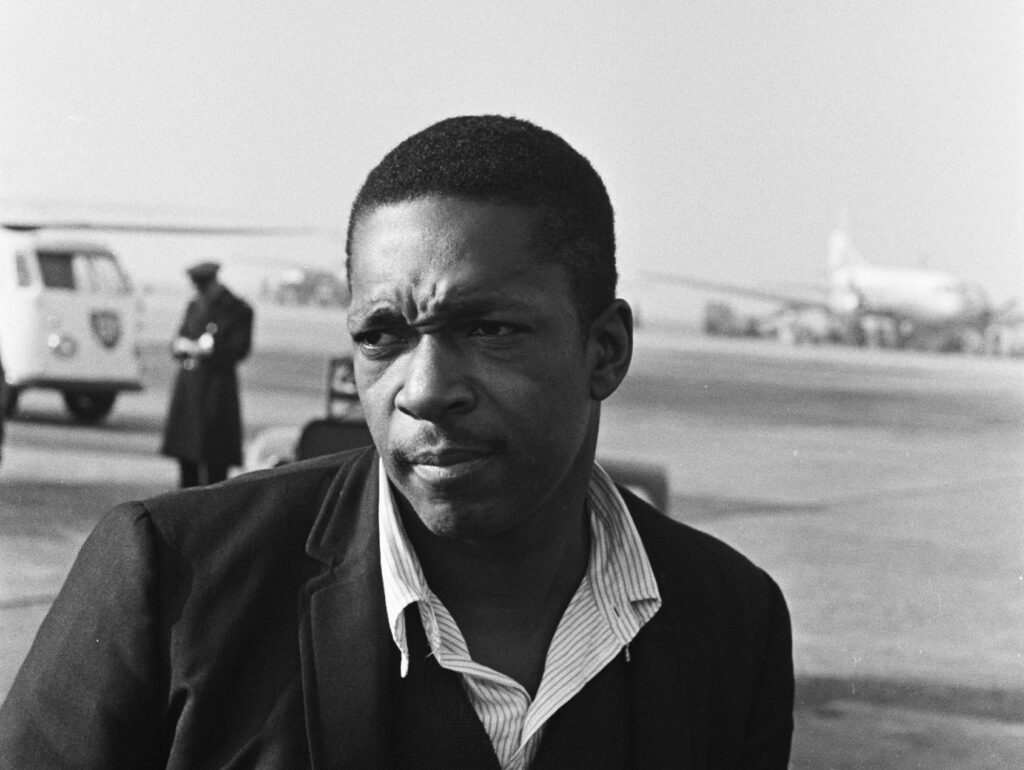 Amerikaanse_jazz-saxofonist_John_Coltrane_op_Schiphol_aangekomen_John_Coltrane_Bestanddeelnr_915-6748-scaled-e1787688990186 John Coltrane
