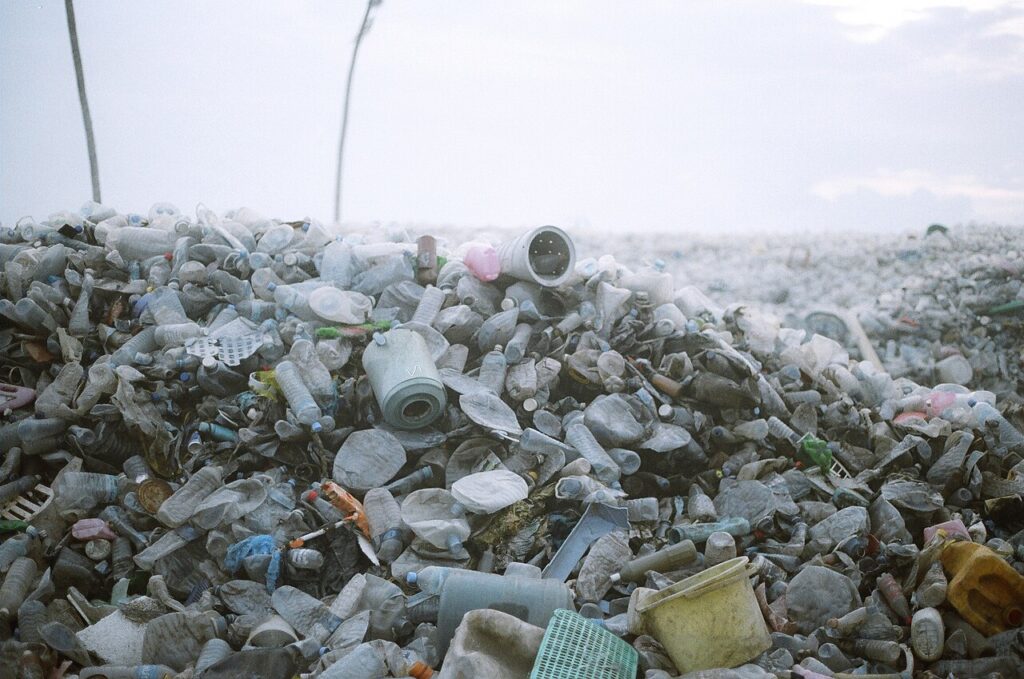 Piles_of_plastic_waste_in_Thilafushi_2012_Wikimedia Piles of plastic waste outside.