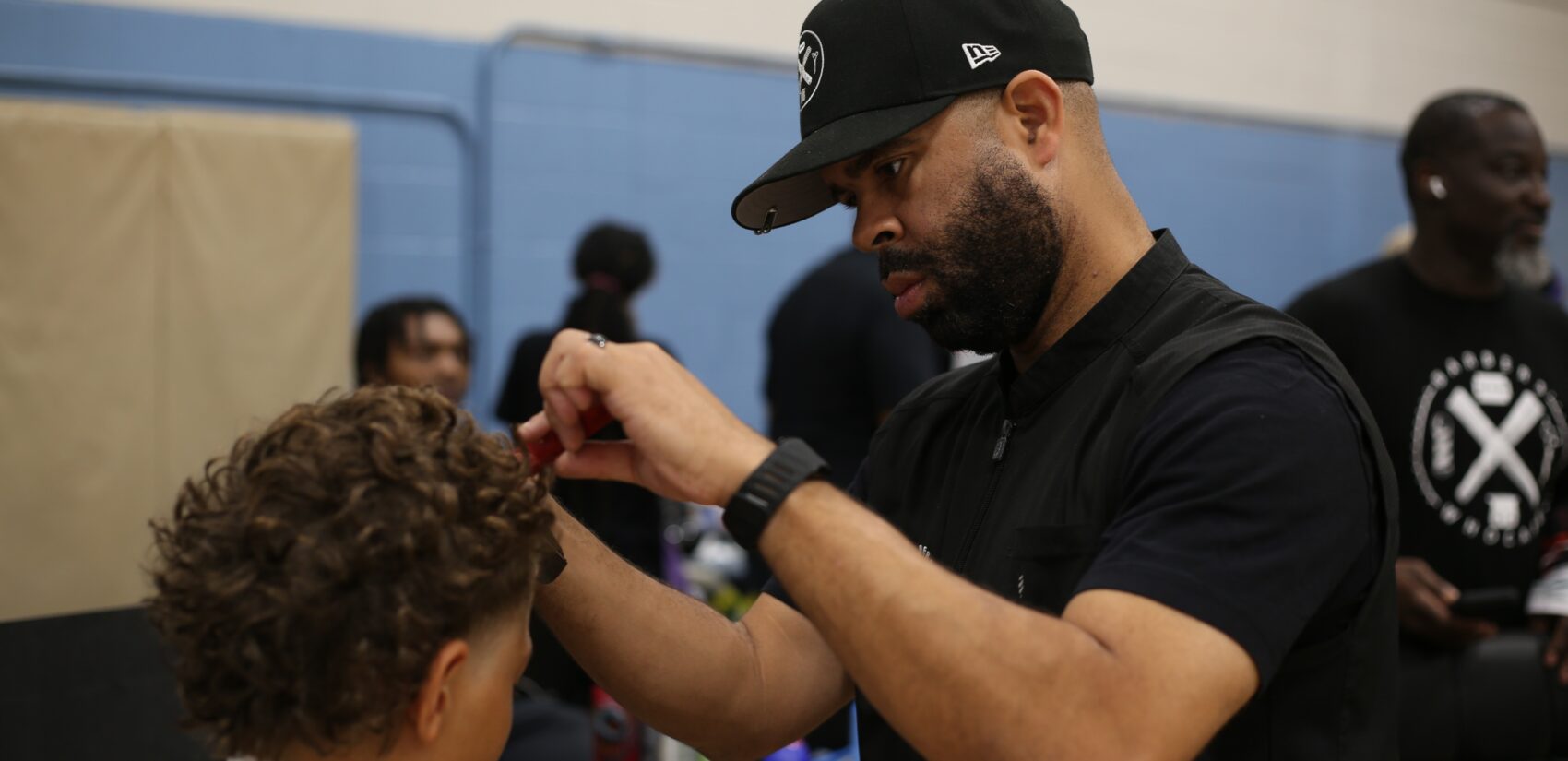 Kenny Duncan giving a haircut