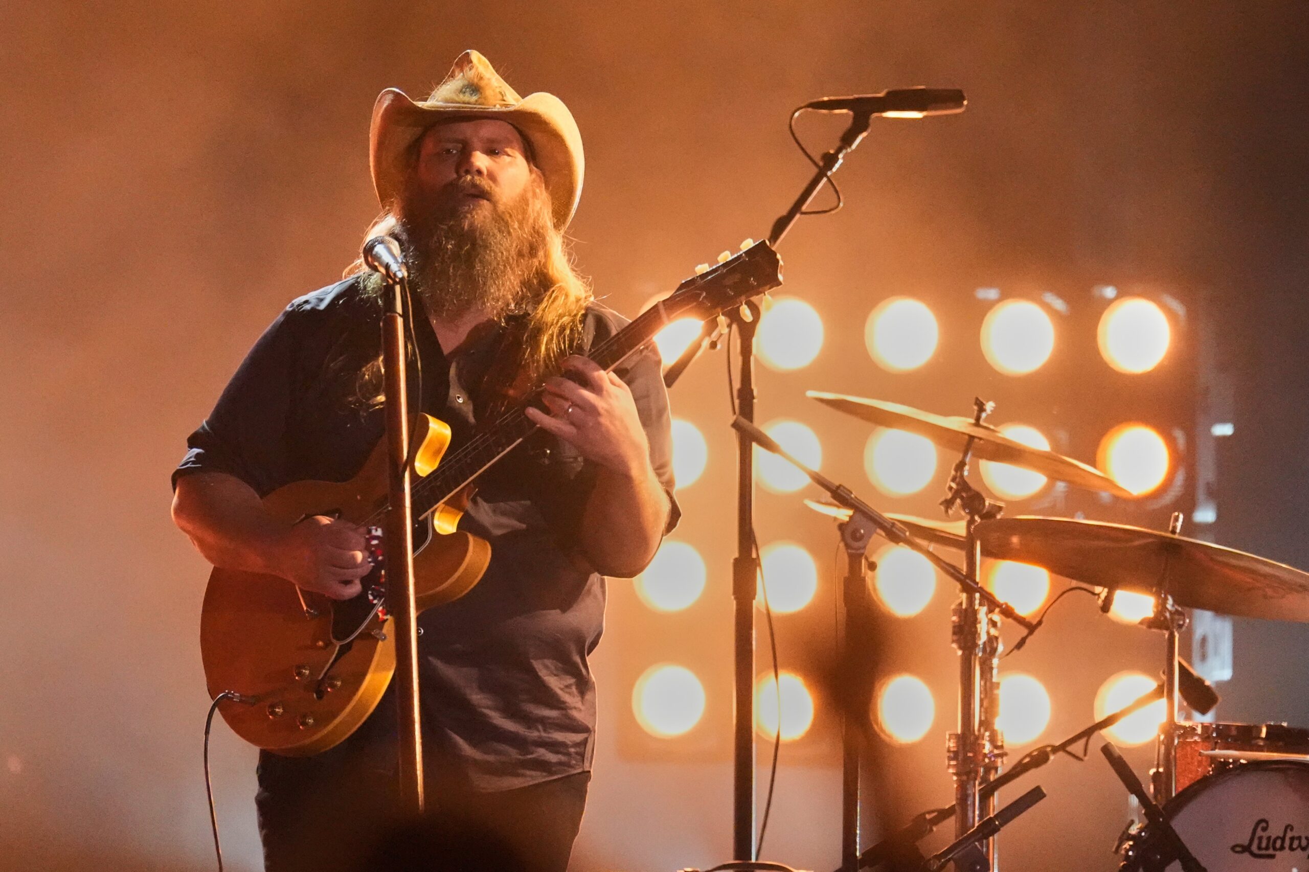 Chris Stapleton performing