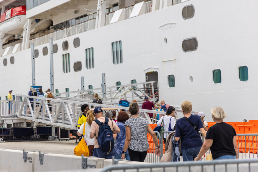 norwegian-cruise-philaport-kp-082726-02 Passengers board the Norwegian Jewel cruise liner in Philadelphia