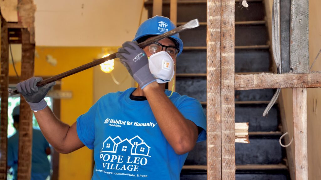 2026 09 18-e lee-jeremayah maniero-philadelphia brewerytown hollywood street-habitat for humanity Jeremayah Maneiro, 17, a Habitat for Humanity volunteer
