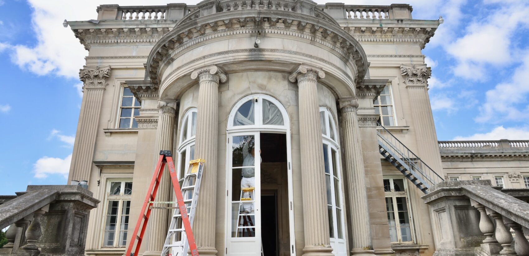 the outside of Lynnewood Hall