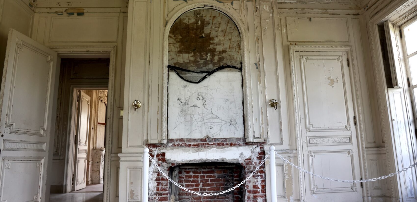 a room inside Lynnewood Hall