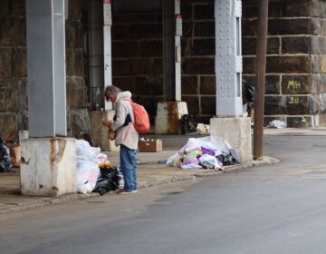 Homeless-underpass-SM-092526-pe Personas sin hogar que viven bajo un paso elevado en Wilmington