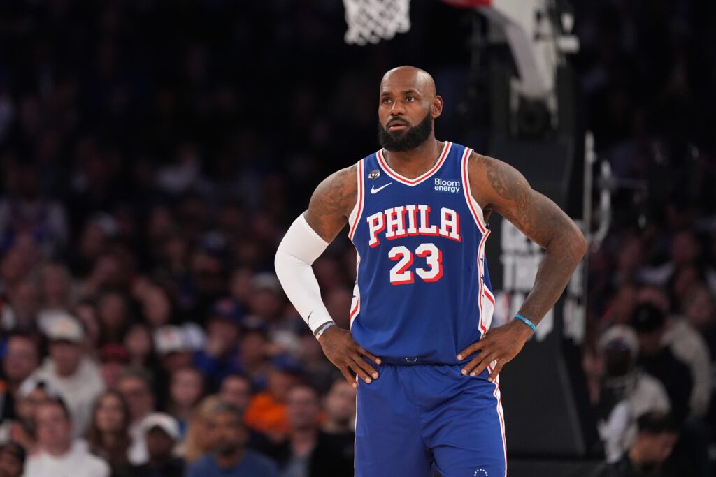 lebron-james-2026-10-22-ap LeBron James standing